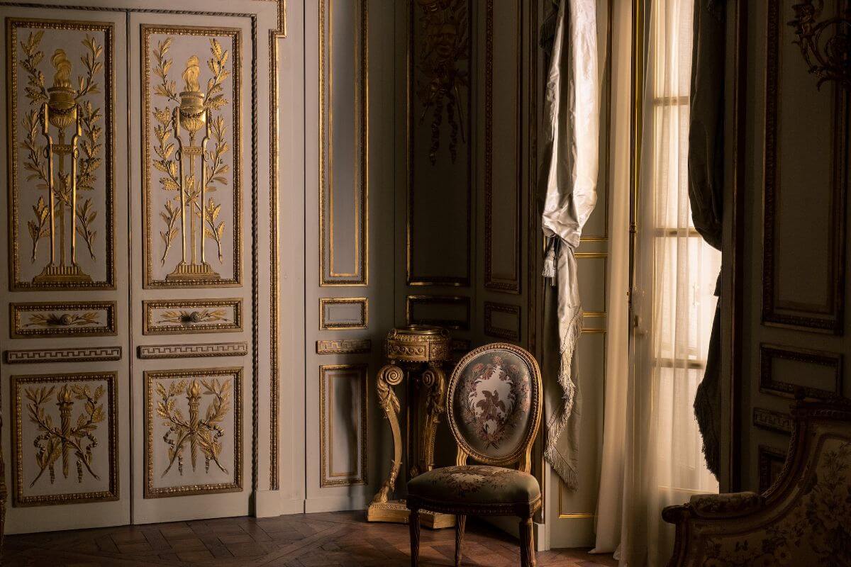 1. Casele englezesti - dulapuri albe cu detalii aurii, scaun tapitat